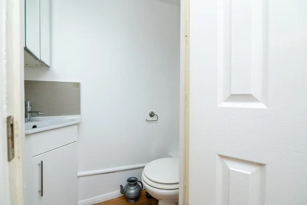 Guest house Comfortable New Refurbished Bedroom London