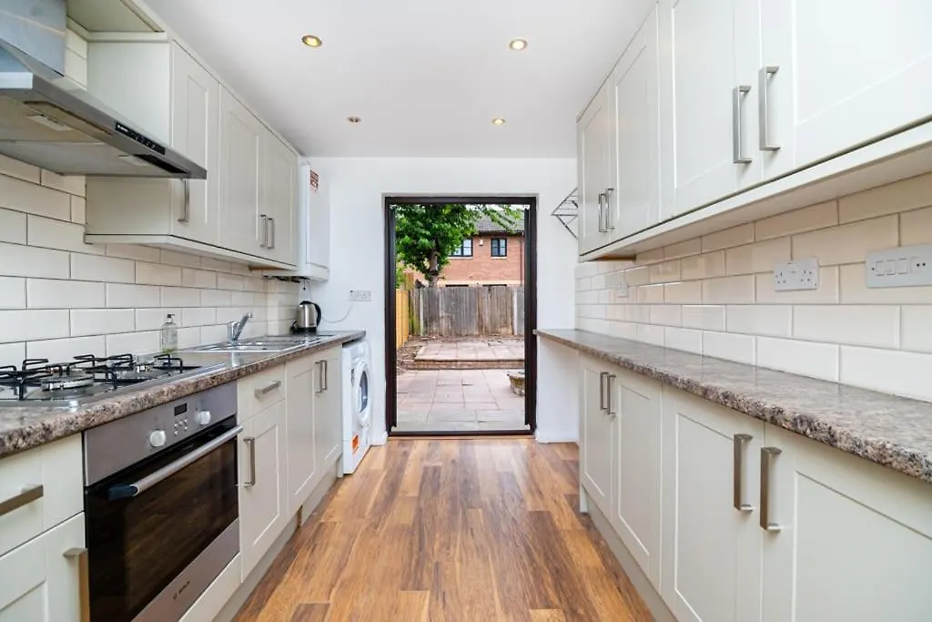 Comfortable New Refurbished Bedroom London