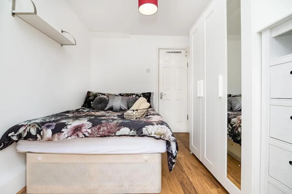Comfortable New Refurbished Bedroom London Guest house