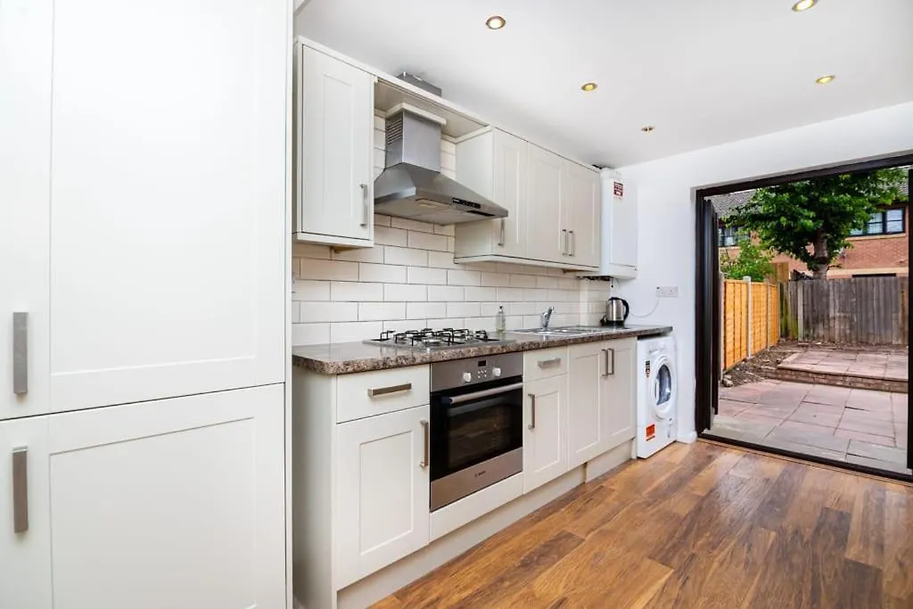 Guest house Comfortable New Refurbished Bedroom London United Kingdom