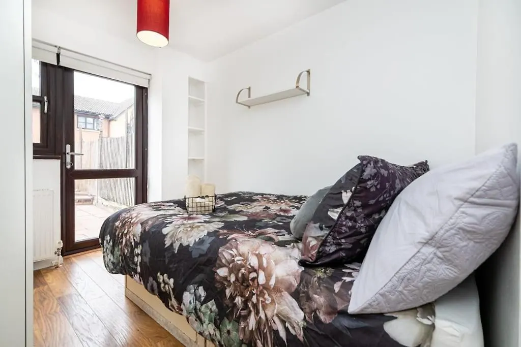 Comfortable New Refurbished Bedroom location